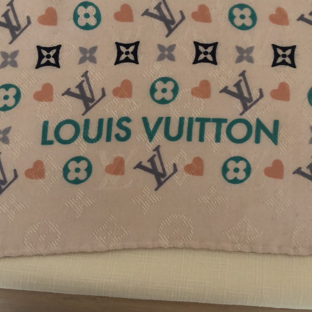 Louis Vuitton Game On Shawl. 65% Silk and 35% Cashmere - Picture 6 of 10